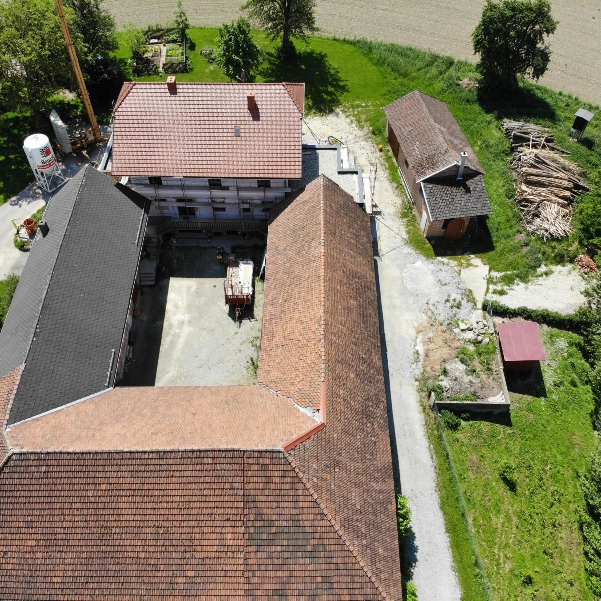 Dachsanierung samt Flachdächer mit EPDM-Abdichtung für die Zubauten Dachsanierung samt Flachdächer mit EPDM-Abdichtung für die Zubauten