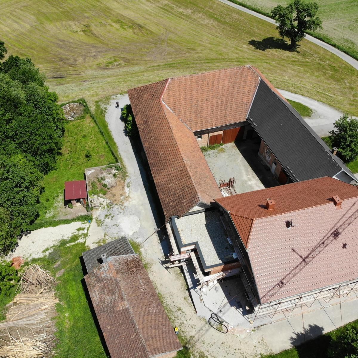Dachsanierung samt Flachdächer mit EPDM-Abdichtung für die Zubauten Dachsanierung samt Flachdächer mit EPDM-Abdichtung für die Zubauten