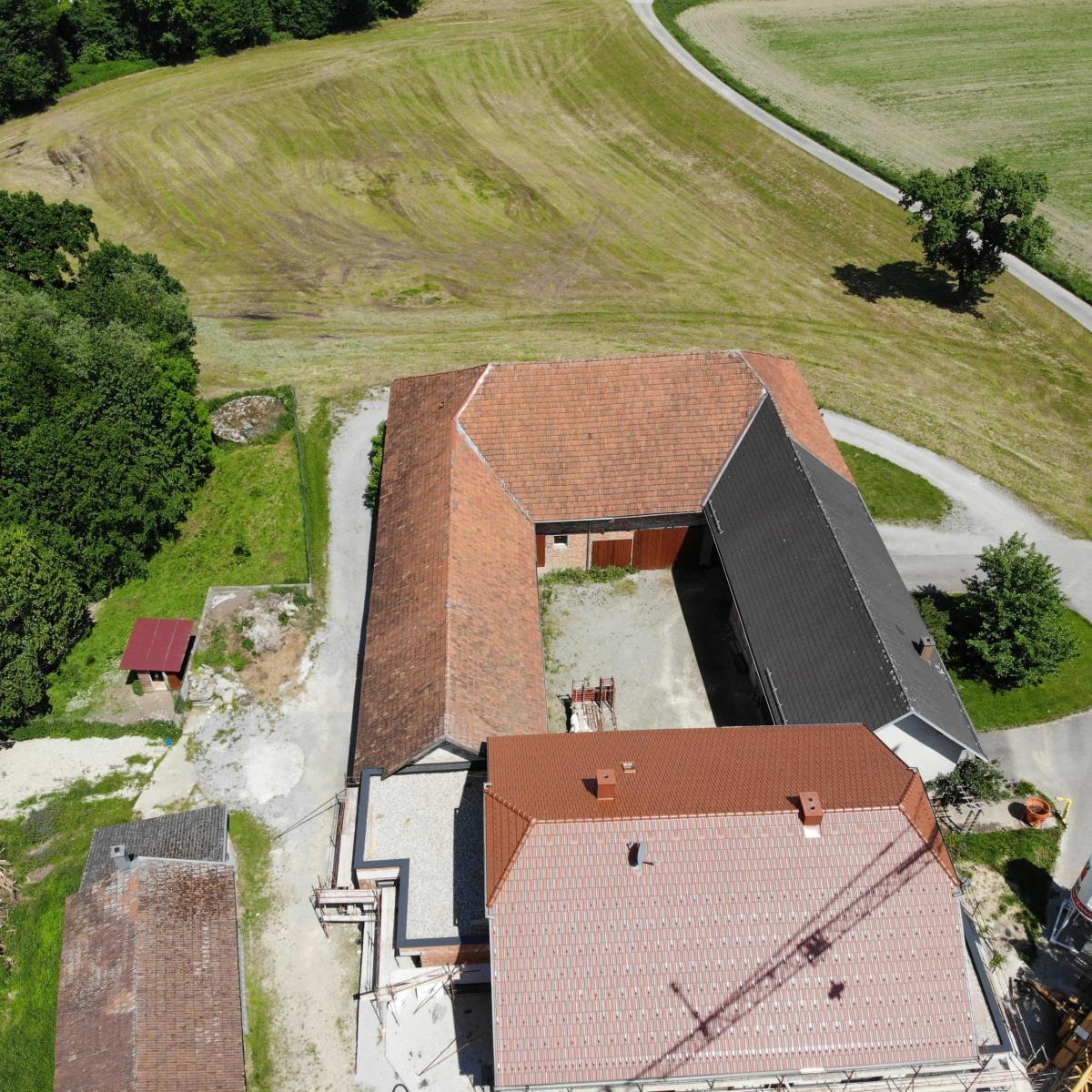 Dachsanierung samt Flachdächer mit EPDM-Abdichtung für die Zubauten Dachsanierung samt Flachdächer mit EPDM-Abdichtung für die Zubauten