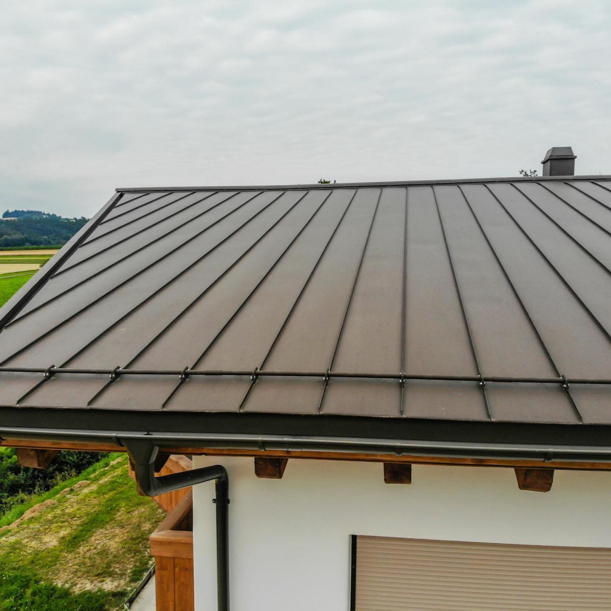 Bauspenglereiarbeiten für die Metalldachdeckung mit Prefa prefalz
