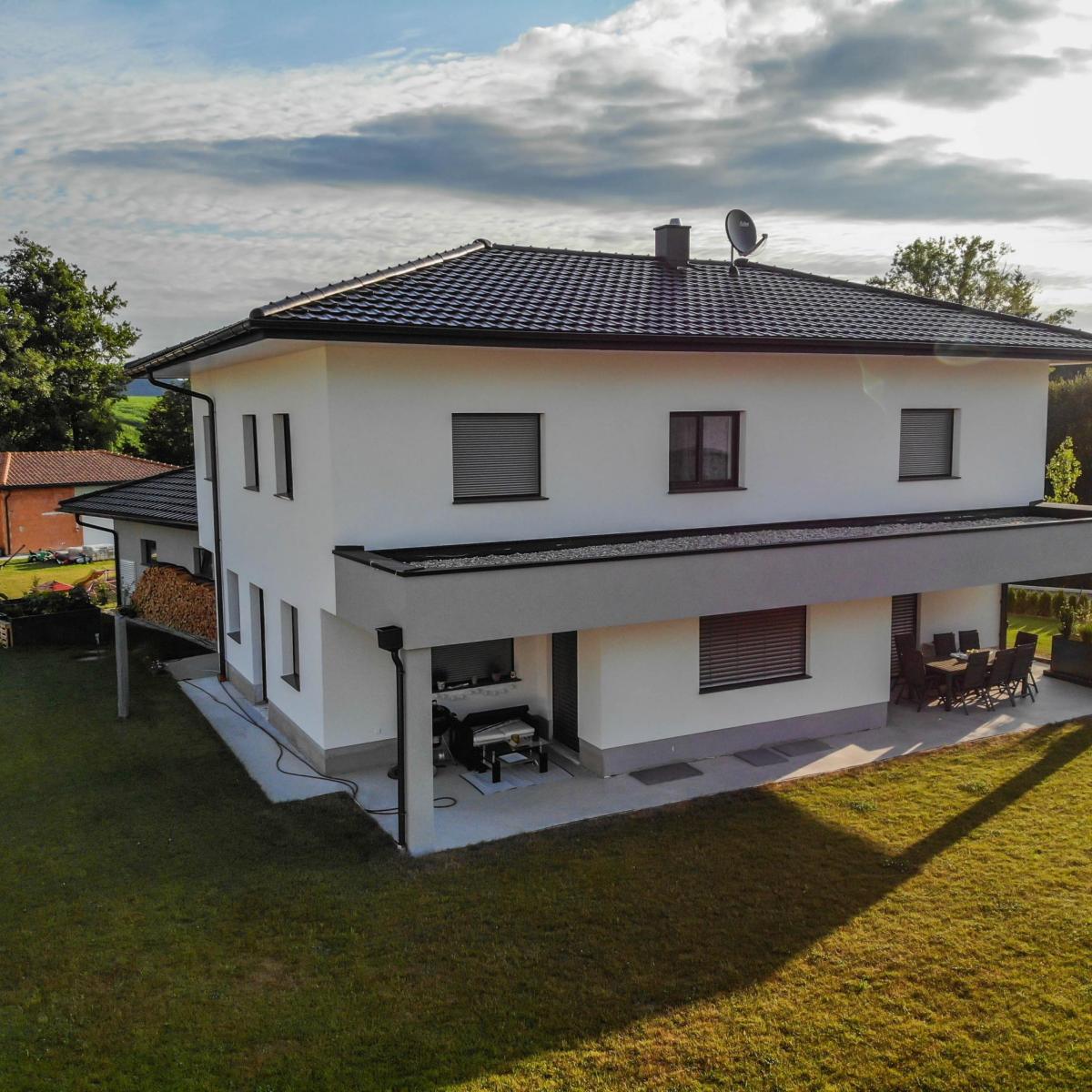 Bauspenglereiarbeiten für die Dachentwässerung des Walmdachhauses samt Flachdachabdichtung der Terrasse Bauspenglereiarbeiten für die Dachentwässerung des Walmdachhauses samt Flachdachabdichtung der Terrasse