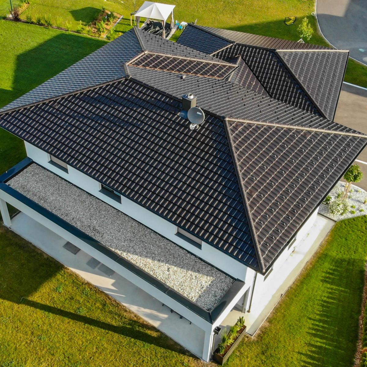 Bauspenglereiarbeiten für die Dachentwässerung des Walmdachhauses samt Flachdachabdichtung der Terrasse Bauspenglereiarbeiten für die Dachentwässerung des Walmdachhauses samt Flachdachabdichtung der Terrasse