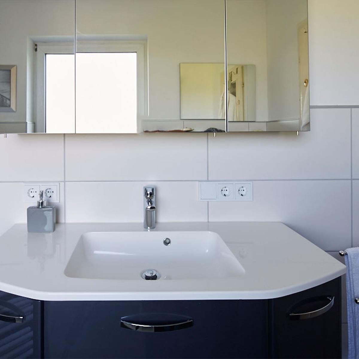 Badmodernisierung in ein Wohnbad samt einer eleganter WC-Lösung mit Geberit Monolith und Aqua Clean