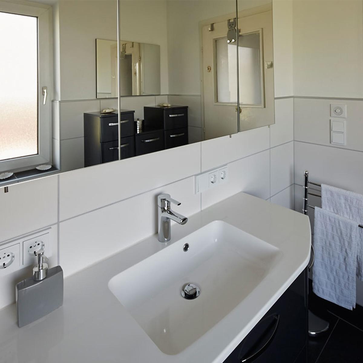 Badmodernisierung in ein Wohnbad samt einer eleganter WC-Lösung mit Geberit Monolith und Aqua Clean