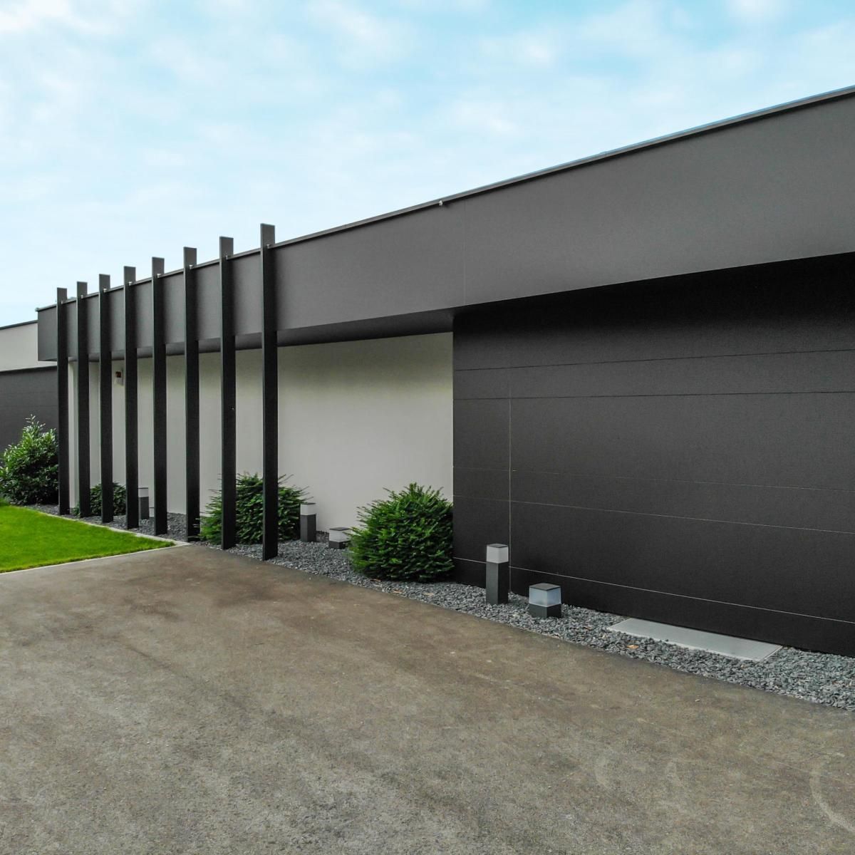 Fassade mit großflächigen Prefabond Aluminium-Verbundplatten Fassade mit großflächigen Prefabond Aluminium-Verbundplatten