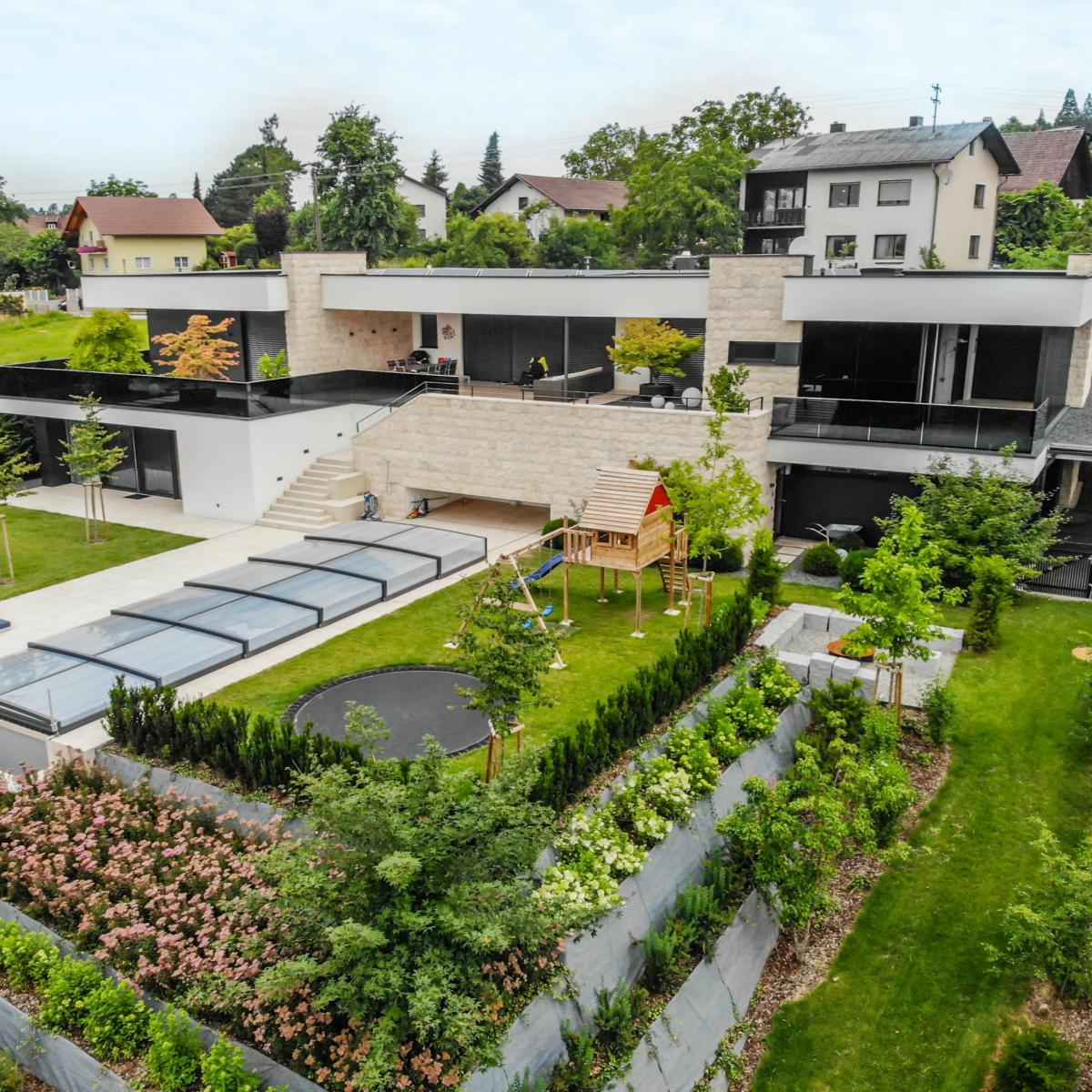 Fassade mit großflächigen Prefabond Aluminium-Verbundplatten Fassade mit großflächigen Prefabond Aluminium-Verbundplatten