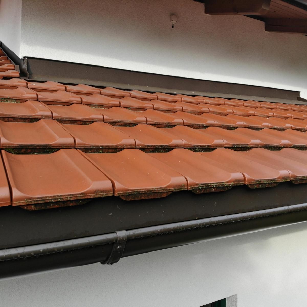 Bauspenglereiarbeiten für die Dachentwässerung und Verblechungen Bauspenglereiarbeiten für die Dachentwässerung und Verblechungen