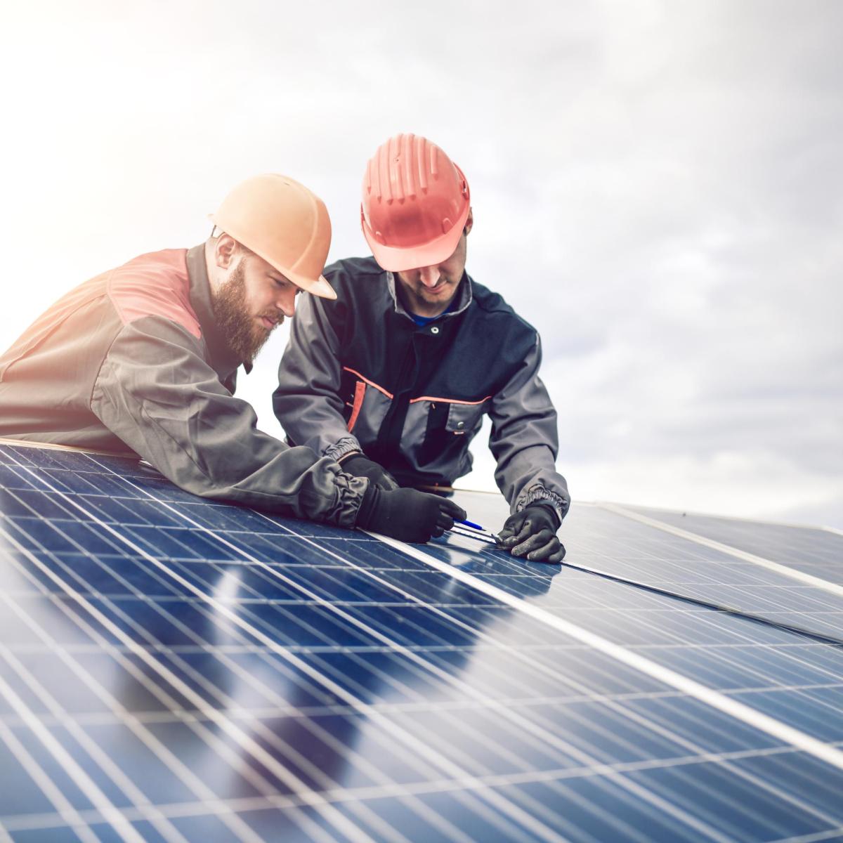 Einbau einer Photovoltaikanlage im Zuge der Dachsanierung Einbau einer Photovoltaikanlage im Zuge der Dachsanierung