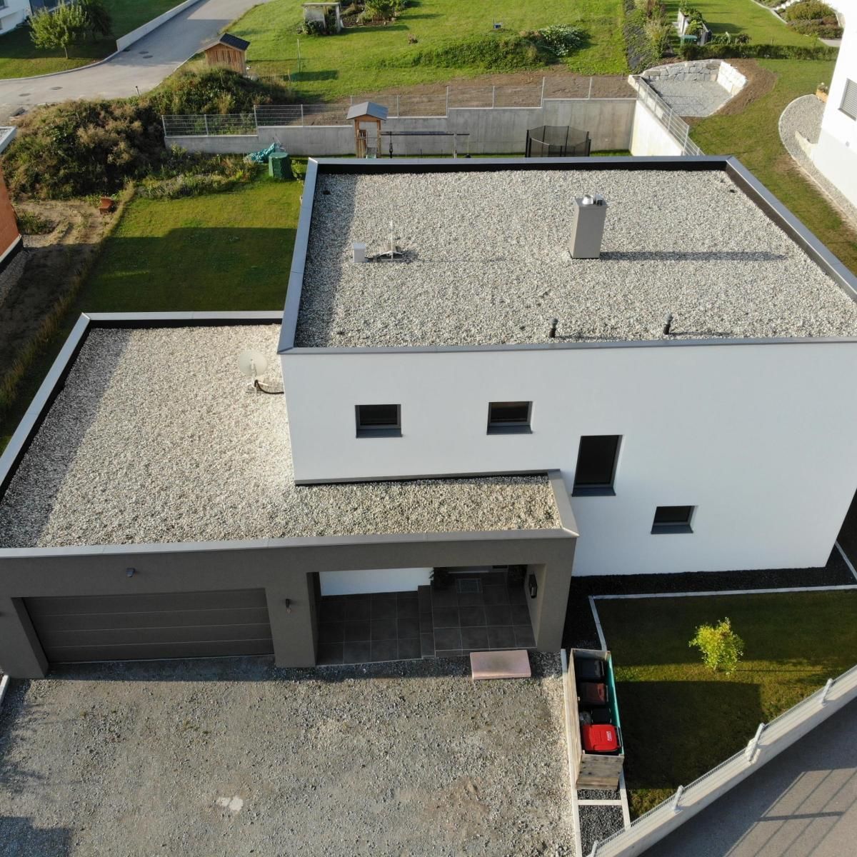 Terrassen- und Dachabdichtung mit EPDM-Plane samt Dachaufbau und Bekiesung