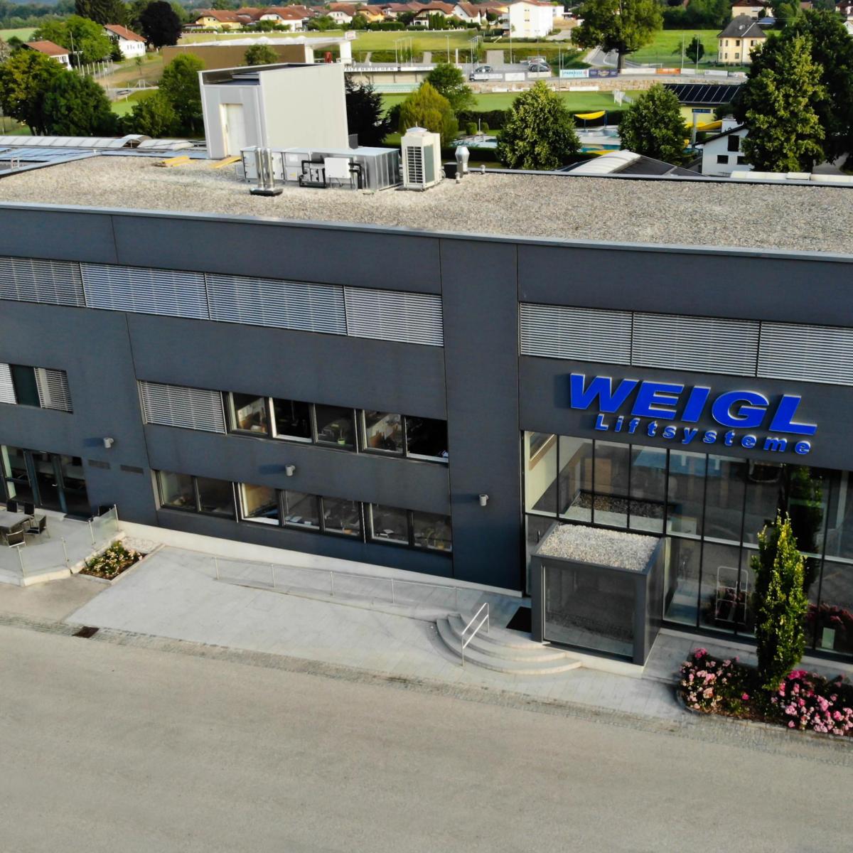 Errichtung der Metallfassade mit Domico Planum Errichtung der Metallfassade mit Domico Planum