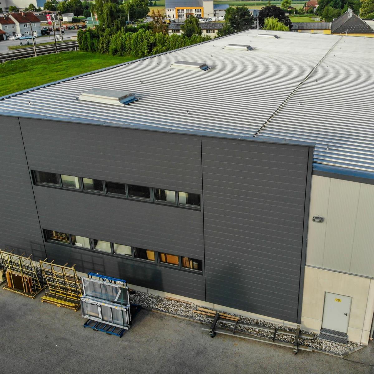 Errichtung der Metallfassade mit Domico Planum Errichtung der Metallfassade mit Domico Planum
