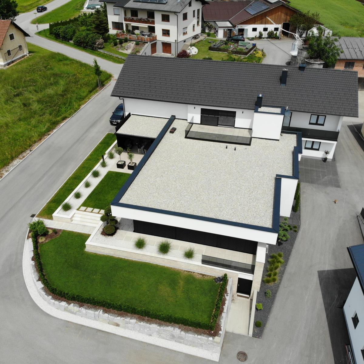 Großzügiges Flachdach für Wellness-Zubau Großzügiges Flachdach für Wellness-Zubau