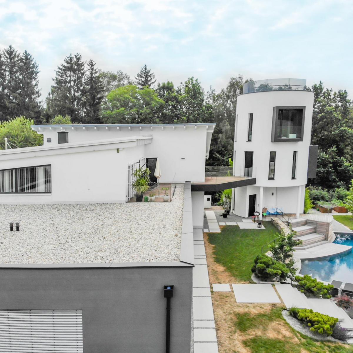 Flachdach mit EPDM-Abdichtung für ein besonderes Wohnhaus in Peuerbach Flachdach mit EPDM-Abdichtung für ein besonderes Wohnhaus in Peuerbach