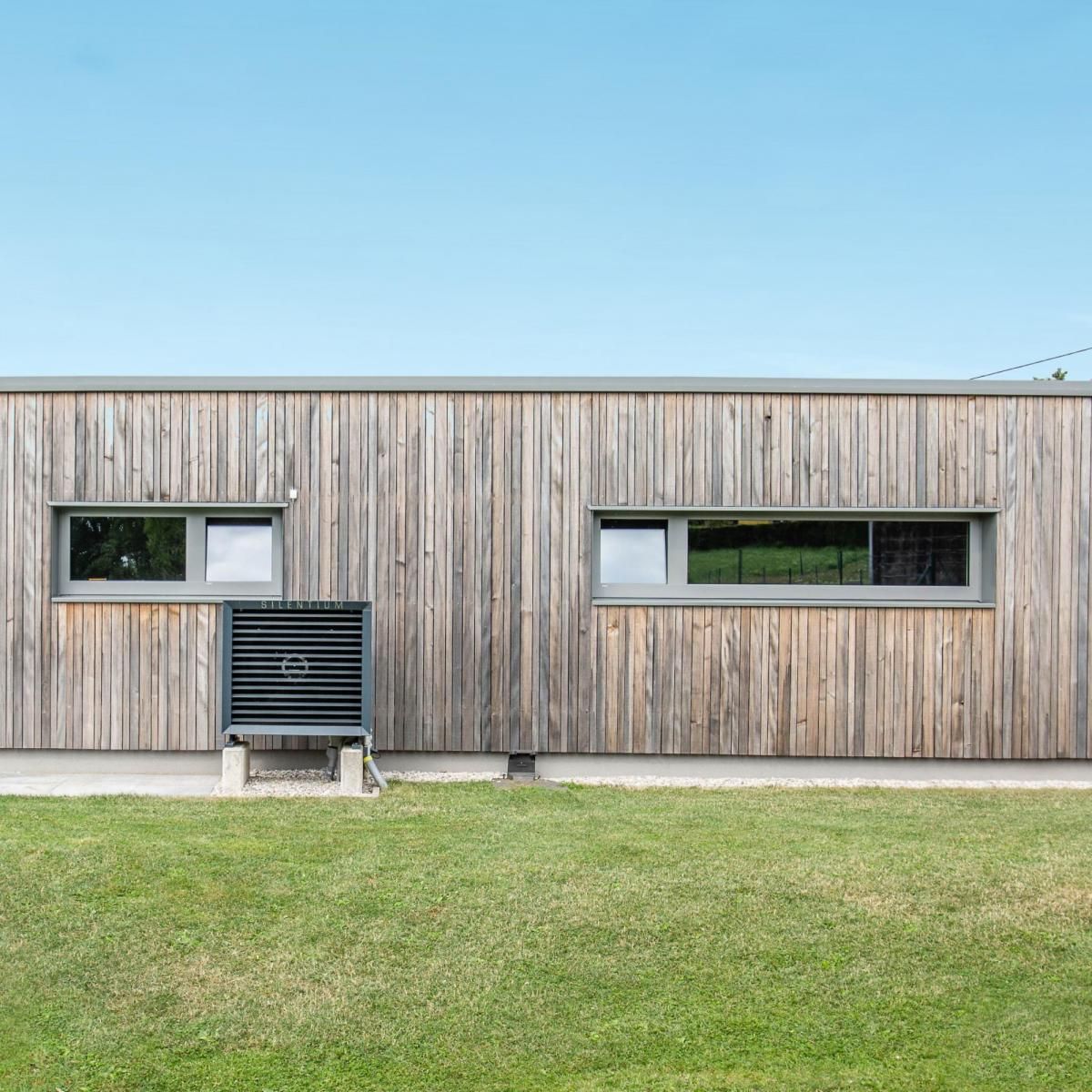 Luftwärmepumpe für modernen Holzbau-Bungalow in Peuerbach Luftwärmepumpe für modernen Holzbau-Bungalow in Peuerbach
