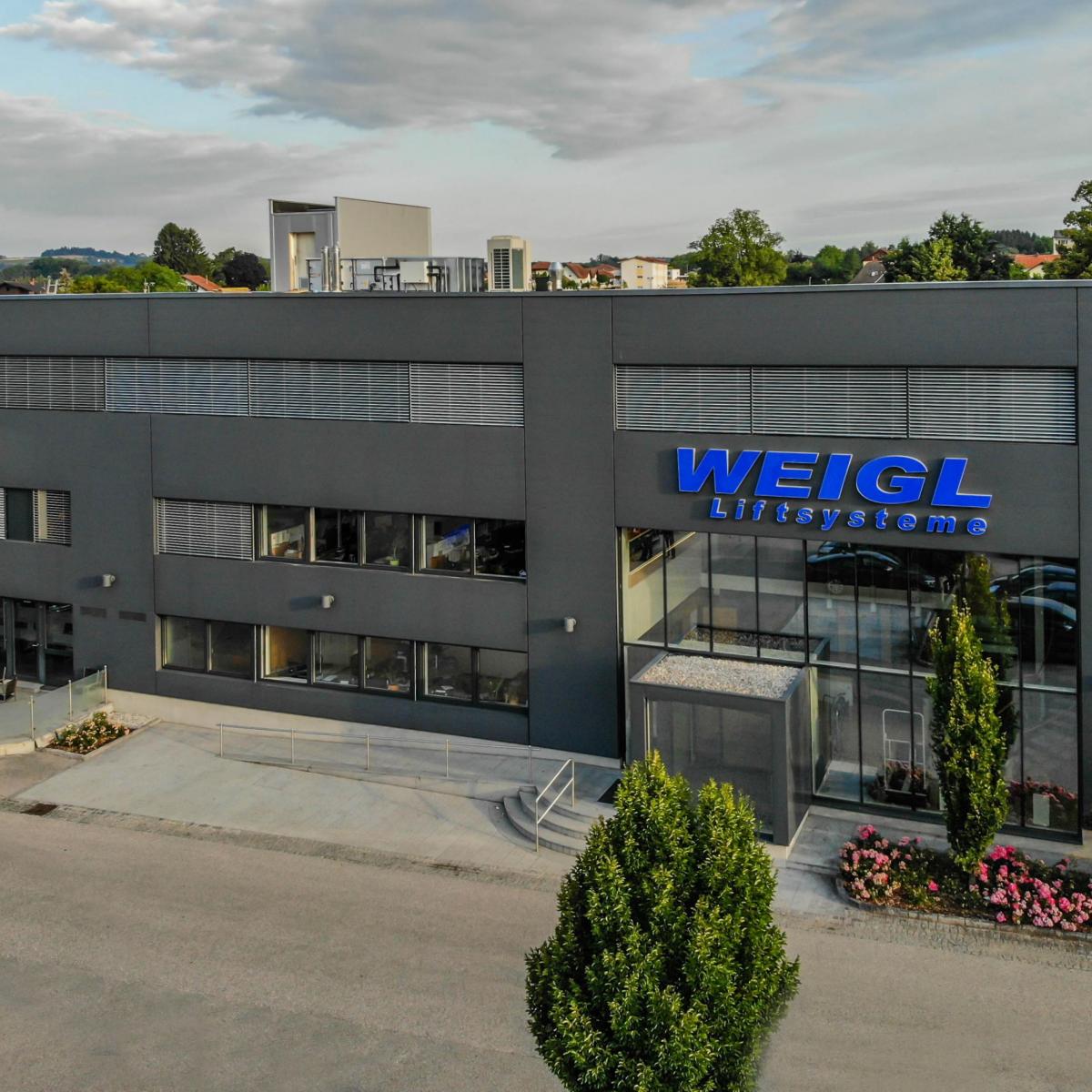 Fassadengestaltung mit Metallprofilen für Bürogebäude Fassadengestaltung mit Metallprofilen für Bürogebäude