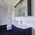 Badmodernisierung in ein Wohnbad samt einer eleganter WC-Lösung mit Geberit Monolith und Aqua Clean