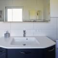 Badmodernisierung in ein Wohnbad samt einer eleganter WC-Lösung mit Geberit Monolith und Aqua Clean